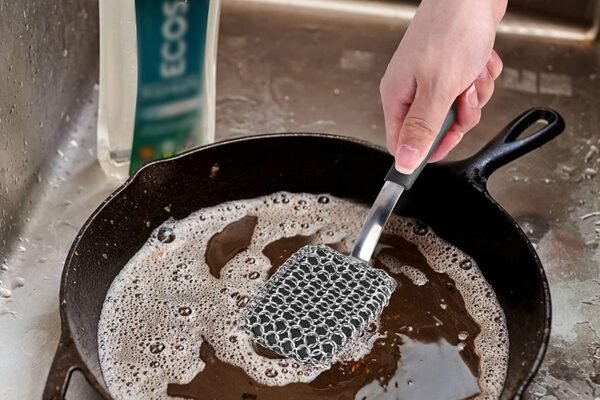 71mrAAmeL7L._AC_SL1500_ Herda Cast Iron Scrubber Brush Review Efficient Cleaning with Silicone Chainmail Scrubber